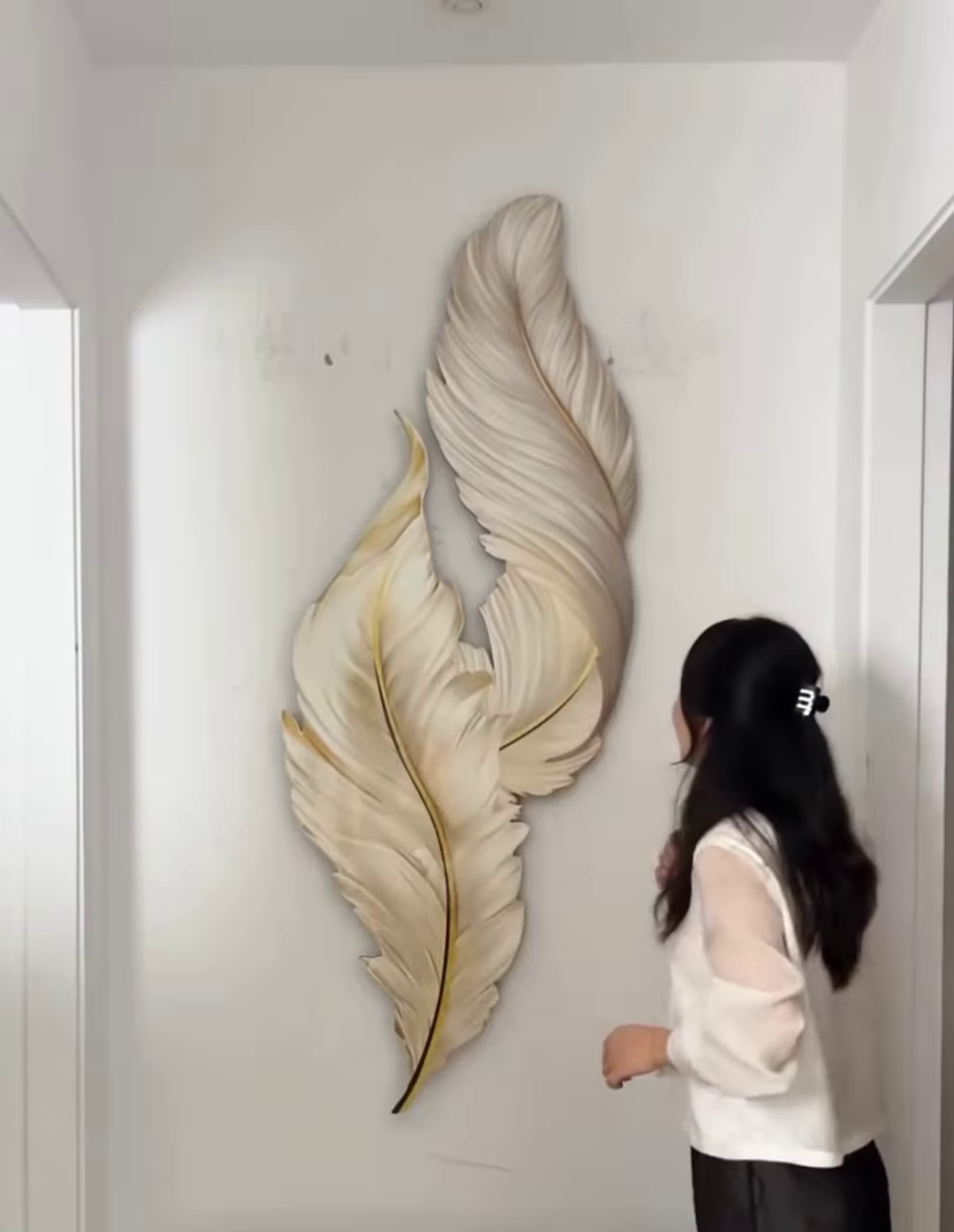 "Ethereal Grace: Artistic Feather Wall Décor for Modern Spaces"